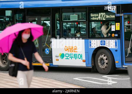 Seul, Corea del Sud. 3rd ago 2022. I passeggeri che indossano maschere per il viso sono visti su un autobus a Seoul, Corea del Sud, 3 agosto 2022. I nuovi casi giornalieri della Corea del Sud di COVID-19 hanno raggiunto il più alto in 110 giorni, portando il numero totale di infezioni a oltre 20 milioni, dati ufficiali ha mostrato Mercoledì. Secondo la Korea Disease Control and Prevention Agency (KDCA), il paese ha segnalato 119.922 nuovi casi COVID-19 per le ultime 24 ore di martedì a mezzanotte. Credit: Wang Yiliang/Xinhua/Alamy Live News Foto Stock