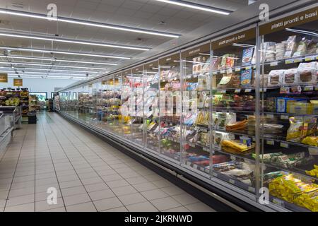 Fossano, Cuneo, Italia - 02 agosto 2022: Scaffalatura lunga in frigorifero con cibi pronti e salumi confezionati nel supermercato italiano della Mercatò Foto Stock