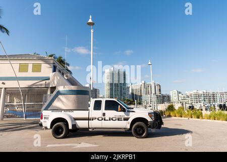 Miami Beach, Florida USA - 15 aprile 2021: White ford F350 miami Beach polizia veicolo, vista laterale Foto Stock