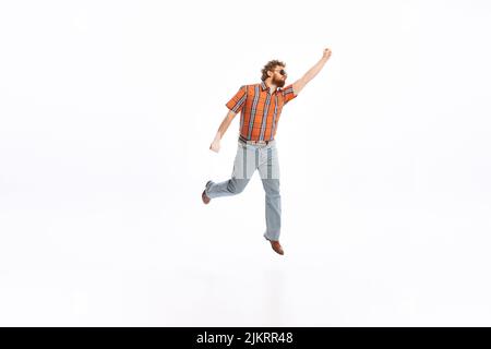 Ritratto di giovane uomo alla moda vestito in 50s, 60s abito stile posa isolato su sfondo bianco. Stile retrò vintage, annuncio, emozioni e. Foto Stock