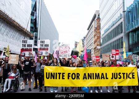 I diritti degli animali marzo protestanti con grande bandiera gialla dicendo Unite per la giustizia degli animali, Londra 2021 Foto Stock