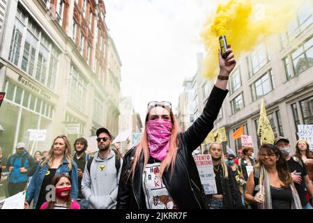 Attivista per i diritti degli animali che conduce la marcia attraverso le strade di Londra con un tocco giallo 2021 Foto Stock
