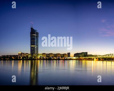 Millennium Tower vicino al Danubio a Vienna, Austria Foto Stock