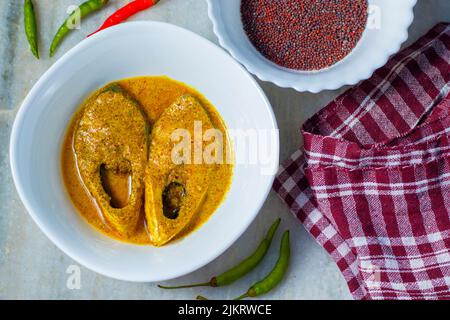 Famoso pesce bengalese Dish Hilsa/Iish con ricetta di semi di papavero e senape. Foto Stock