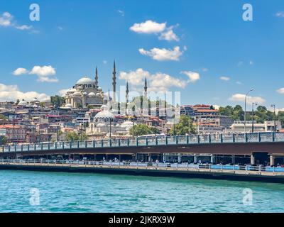 Ponte di Galata, Yeni Cami (Nuova Moschea) e Moschea Suleymaniye in una fila. Bellissimo ingresso del Corno d'Oro a Istanbul in Turchia, in una giornata di sole. Foto Stock