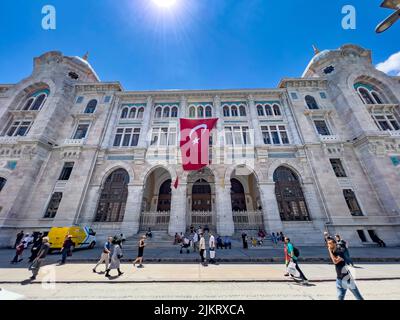 Istanbul, Turchia - 14 luglio 2022: Esterno del Grand Post Office e l'ex Impero Ottomano Ministero della posta edificio a Eminonu. Bandiera turca Foto Stock