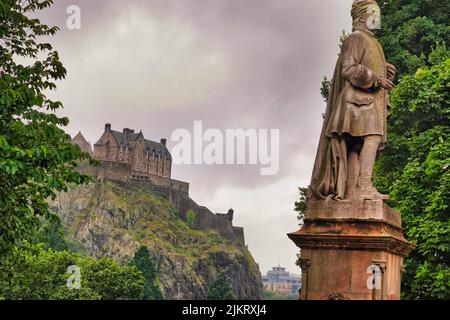 Castello di Edimburgo, Edimburgo, Scozia, visto dai giardini di Princes Street dal Monumento di Allan Ramsay Foto Stock