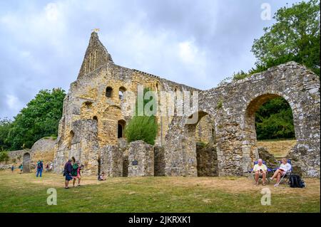 Le rovine del dormitorio di Battle Abbey e blocchi di latrine a Battle, East Sussex, Inghilterra. Foto Stock