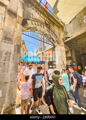 Istanbul, Turchia, 07.14.2022: Ingresso al Grand Bazaar Mahmutpasa Gate con massicce folle turistiche. Il mercato coperto più grande e più antico del mondo. Foto Stock