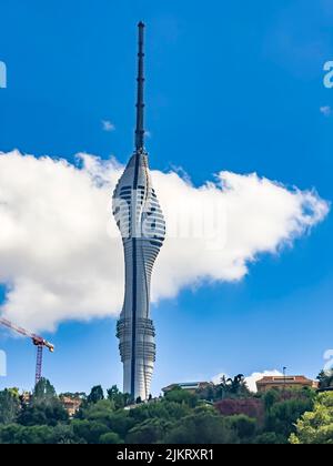 Nuova torre della radio TV al Kucuk Camlica collina a Istanbul, Turchia. Un edificio di telecomunicazioni con ponti di osservazione e ristoranti nel distretto di Uskudar Foto Stock