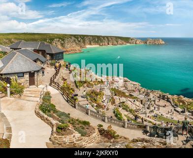 Il teatro Minack è un teatro all'aperto, arroccato sopra un burrone con un affioramento roccioso di granito che si aggetta nel mare. Il Foto Stock