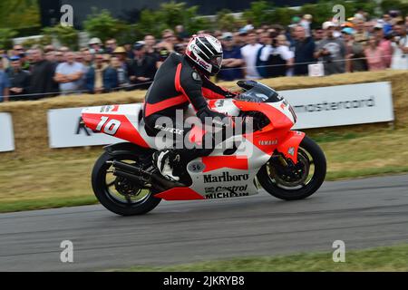 Andy Caddick, Mick Loughlin, Yamaha YZR500, due ruote Grand Prix Heroes, iconiche moto da corsa dalla fine degli anni '40 al 2021, Goodwood Festival of Foto Stock