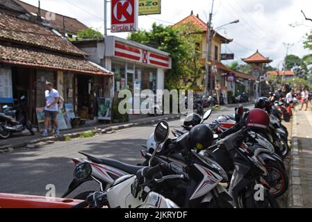 Bali, Indonesia - 04 aprile 2019: Fila di moto in via Ubud, la moto è un trasporto popolare in Indonesia. Foto Stock