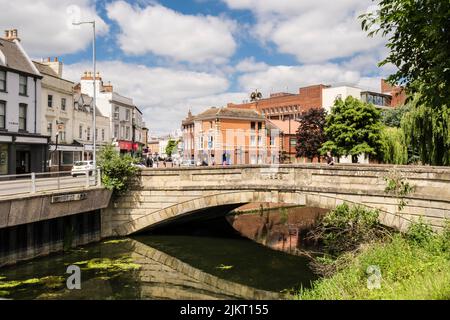 Il vecchio ponte sul fiume Welland e vista sui negozi del centro città. Spalding, Lincolnshire, Inghilterra, Regno Unito, Gran Bretagna Foto Stock