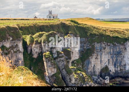 La chiesa di Ballintoy è una chiesa parrocchiale a breve distanza dal villaggio di Ballintoy sulla strada che conduce verso il porto Foto Stock