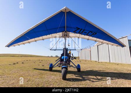 Volo di aerei ultralight in primo piano fuori hangars campagna fattoria prato airstrip. Foto Stock