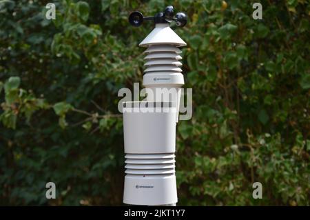 Una stazione meteo nel giardino Foto Stock