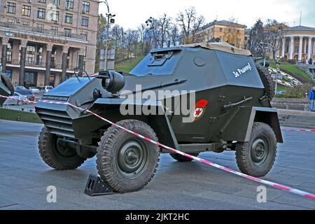 Mostra di auto militari in via Kreshatik a Kiev, Ucraina. Mostra di strada all'aperto dedicata alla città libera di Kyiv dalle truppe naziste. Foto Stock