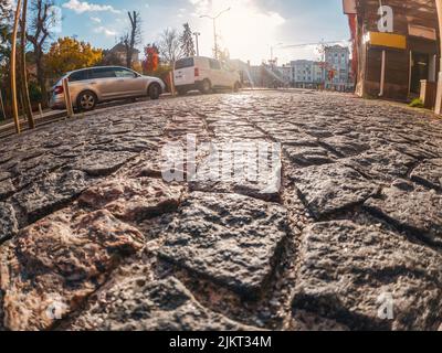 Vecchie pietre di granito pavimentazione sul marciapiede della strada in città Foto Stock