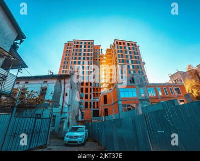 Costruzione di una grande casa nel centro della città vecchia Foto Stock