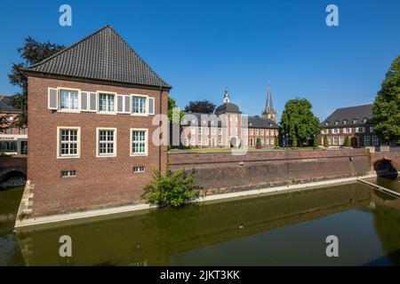 Germania, Ahaus, Westmuensterland, Muensterland, Westfalia, Renania Settentrionale-Vestfalia, NRW, Ahaus District Court a Suemmermannplatz in edifici esterni del castello di Ahaus, castello ormeggiato, barocco, dietro la Chiesa cattolica dell'Assunzione di Maria Foto Stock