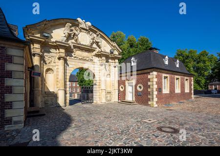 Germania, Ahaus, Westmuensterland, Muensterland, Westfalia, Renania Settentrionale-Vestfalia, NRW, Castello di Ahaus, ex residenza, oggi sede dell'Accademia tecnica di Ahaus, castello ormeggiato, barocco, porta trionfale con Museo della Scuola e Museo Gatehouse Foto Stock