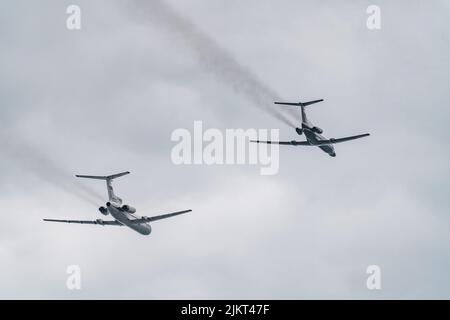 Russia, San Pietroburgo, 28 luglio 2022: Aerei militari ed elicotteri dell'aviazione militare volano sulla città in occasione della celebrazione della Giornata della Marina Foto Stock