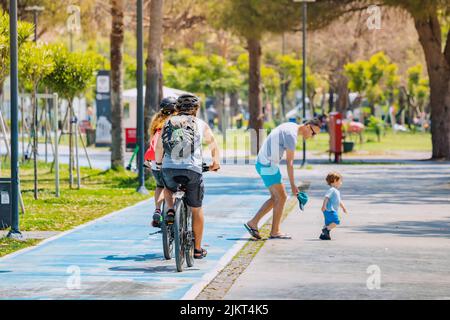 04 giugno 2022, Antalya, Turchia: Il bambino ha corso sulla pista ciclabile e ha creato una situazione pericolosa e di emergenza Foto Stock