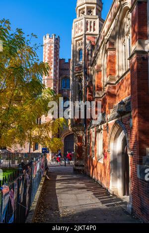 Regno Unito, Inghilterra, Cambridge, University of Cambridge, St. John's College, Great Gate e Old Divinity School sulla destra Foto Stock