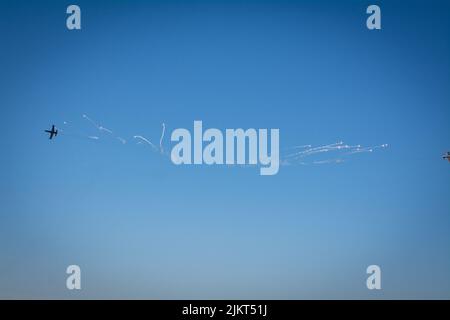 Ceco L159 Alca Vzdušné síly Combat Fighter Bomber Jet che vola in cielo in formazione al NATO Days Airshow in Repubblica Ceca. Foto Stock