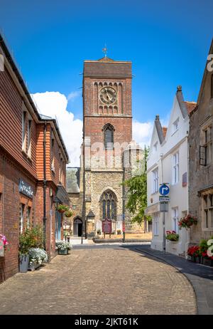 Una vista lungo l'antica San Lombardo a Petworth, nel Sussex occidentale, si trova la chiesa parrocchiale di Santa Maria la Vergine. Foto Stock