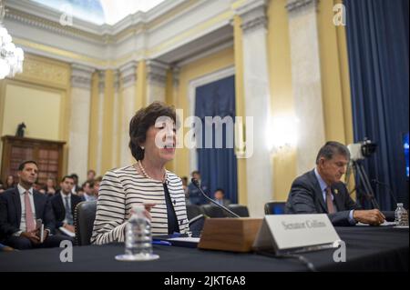 Washington, Stati Uniti. 03rd ago 2022. Il Sen. Susan Collins, R-ME, parla come il Sen. Joe Manchin, D-WV, guarda sopra durante un'audizione del Senato delle regole e dell'amministrazione che esamina sulla riforma del conteggio elettorale atto al Campidoglio degli Stati Uniti a Washington, DC il mercoledì 3 agosto 2022. Foto di Bonnie Cash/UPI Credit: UPI/Alamy Live News Foto Stock