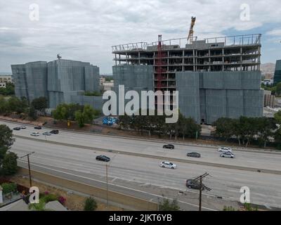 Burbank, CA / USA - 31 luglio 2022: Il progetto del secondo secolo in costruzione, che è un'espansione progettata da Frank Gehry di Burbank Studios. Foto Stock