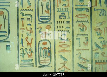 Affreschi che mostrano geroglifici sulla parete interna della tomba della regina Amenherkepshefs nella Valle delle Regine, vicino a Luxor, Egitto. Foto Stock