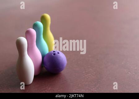 Immagine della messa a fuoco selettiva della palla da bowling e delle colorate bocce da bowling con spazio per la copia. Foto Stock