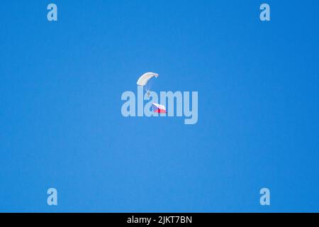 Paracadrop ceco con bandiera e paracadute atterraggio per lo spettacolo aereo NATO Days. Foto Stock