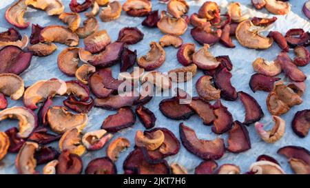 Fette di mela essiccate al sole. Crudo biologico essiccato fette di frutta mela alta vista angolo. Foto Stock