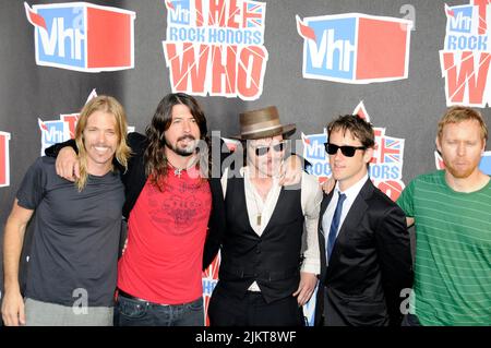 I membri della band rock dei Foo Fighters sul tappeto rosso a Westwood (Los Angeles), California Foto Stock