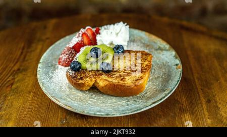 Un primo piano di toast alla francese con frutta Foto Stock
