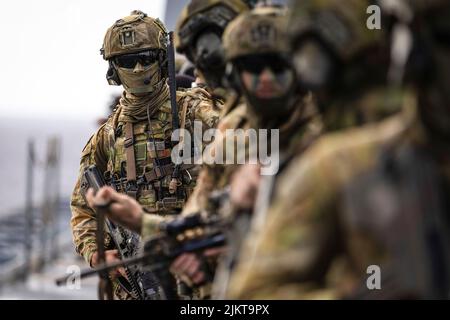 Oceano Pacifico, Stati Uniti. 02nd ago 2022. I commandos dell'esercito australiano si preparano a caricare in un elicottero di Venom del corpo Marino degli Stati Uniti UH-1Y sul ponte di volo della nave del bacino dell'elicottero di atterraggio di classe Canberra della Marina reale Australiana HMAS Canberra durante un assalto anfibio al bordo dell'esercitazione pacifica, 2 agosto 2022 al largo della costa delle Hawaii, USA. Credit: Smaran Matthew Lyall/US Navy/Alamy Live News Foto Stock