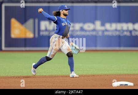 San Pietroburgo, Florida. USA; Toronto Blue Jays shortstop Bo Bichette (11) campi una palla colpito al campo interno e lancia a prima per l'esterno durante un major Foto Stock