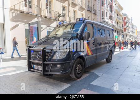 Grande furgone parcheggiato in strada. Modello Mercedes Benz Sprinter Foto Stock