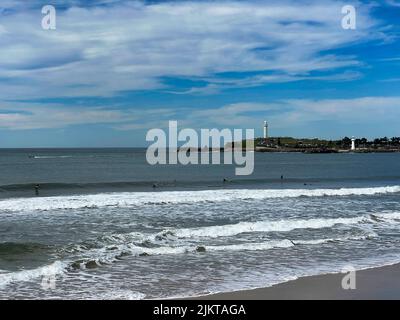 Una vista del porto cittadino di Wollongong con porticciolo e due fari bianchi con spiaggia di sabbia sulla costa cittadina. Foto Stock