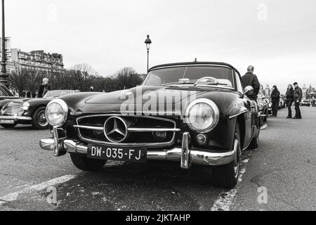 Vecchia auto sportiva classica di lusso in strada, dettaglio di Mercedes Benz W121 190SL Foto Stock