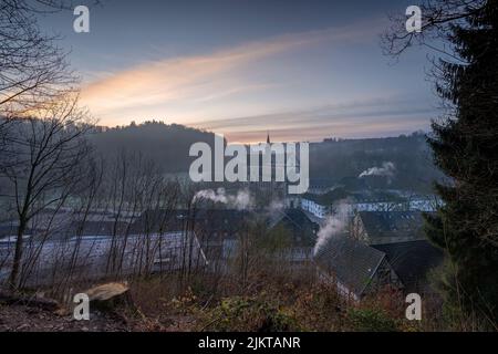 ODENTHAL, GERMANIA - 18 MARZO 2022: Immagine panoramica della cattedrale di Altenberg alla luce del mattino presto il 18 marzo 2022 in Germania Foto Stock