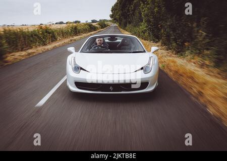 Ferrari 458 Spider guida attraverso la campagna Foto Stock