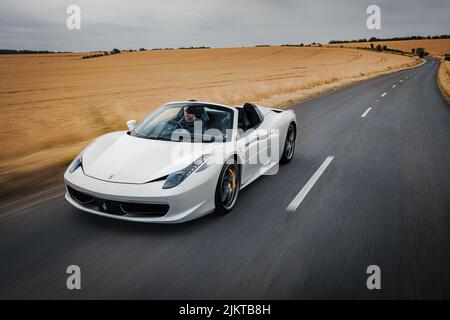 Ferrari 458 Spider guida attraverso la campagna Foto Stock