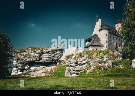 Il Castello di Bobolice durante la sera nel villaggio di Bobolice, Polonia. Foto Stock