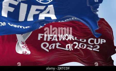 Doha, Qatar, gennaio 2022: Bandiere con FIFA e Qatar 2022 World Cup logo ondeggiare nel vento. L'evento è in programma in Qatar dal 21 novembre al 18 De Foto Stock