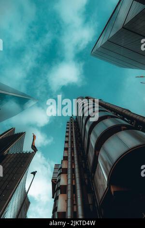 Un'inquadratura verticale a basso angolo di grattacieli moderni Foto Stock